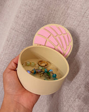 Load image into Gallery viewer, Concha Trinket Box

